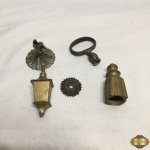Lote com 4 puxadores e pegas, diversos modelos e materiais.