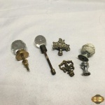 Lote com 6 puxadores, diversos modelos e materiais.