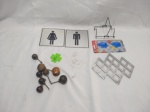 Lote diverso, composto de puxadores, placas de banheiro, descanso de panela, etc.