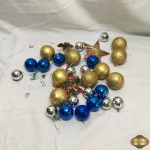 Lote de diversas bolas e enfeites para árvore de natal.