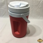 Garrafa térmica com bico da Rubbermaid. Medindo 26,5cm de altura.