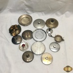 Lote com diversos itens em metal, composto de tampas, pratinhos, etc.