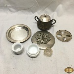 Lote com diversos itens em metal, composto de açucareiro, pratos, etc.