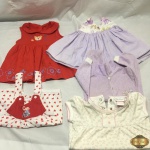 Lote de roupas para boneca, sendo 3 macacão, 2 vestidos