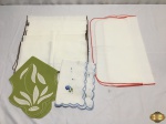 Lote de guardanapos, sendo 7 guardanapos com barra marrom medindo 33 X 33 2 barra vermelha medindo 39 X 39, 1 paninho azul bordado com flores medindo 20X 27 cm e 1 verde com bordados em flores brancas medindo 40 X 20cm