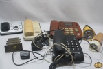 Lote diverso, composto de telefones, lanternas e enfeite.
