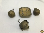 Lote  composto de petisqueira e enfeites para pendurar em metal dourado. Medindo a petisqueira 12,5cm x 12,5cm x 3cm de altura.