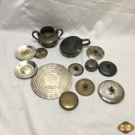 Lote com diversos itens em metal, composto de tampas, bule, descanso de panela, etc.