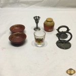 Lote composto de 2 alças em prata 90, 2 bowls em madeira pintada, 1 saleiro em madeira, etc.