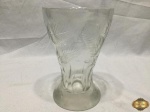 Pequeno vaso floreira em cristal lapidado. Medindo 14,5cm de altura.