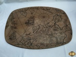 Bandejão retangular em fibra de vidro com mapa. Medindo 64,5cm x 49cm.