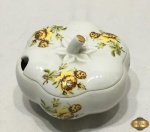 Farinheira em porcelana na forma de moranga com pintura floral. Medindo 14cm de diâmetro x 7cm de altura.