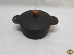 Panela em ferro com pega em madeira. Medindo 18,5cm de diâmetro x 8cm de altura.