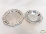Lote de 2 peças em aço inox. Sendo uma bandeja medindo 28cm de diametro e uma fruteira com corpo avarandado medindo 23cm de diametro e 5cm de profundidade.