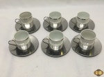 Jogo de 6 xícaras de café em porcelana com friso prata, com suporte em aço inox.