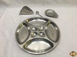 Lote diverso em aço inox, composto de petisqueira redonda, petisqueira na forma de concha, porta guardanapos e concha para açucareiro. Medindo a petisqueira redonda 31,5cm de diâmetro.