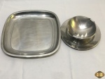 Lote composto de travessa quadrada e molheira em aço inox. Medindo a travessa 29cm x 29cm.