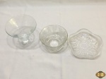 Lote composto de bowl, compoteira e petisqueira em vidro. Medindo a petisqueira 15,5cm de diâmetro x 3,5cm de altura.