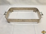 Suporte de pirex retangular em prata 90. Medindo 45cm alça alça x 22,5cm de largura x 7cm de altura.