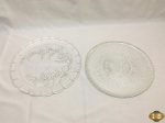 Lote composto de 2 pratos de bolo em vidro moldado. Medindo o maior 31,5cm de diâmetro.
