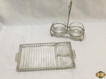 Lote composto de petisqueira retangular e 2 petisqueiras em vidro com suporte em prata 90. Medindo a retangular 28cm x 15cm.
