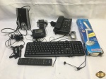 Lote de diversos eletrônicos, composto de teclado, mouse, luminária, caixa de som, etc.