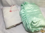 2 Colchas de casal antiga. Colchas em ótimo estado de conservação , as duas com discretos bordados.