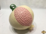 Enfeite de romã em cerâmica pintada. Medindo 22cm de altura x 16,5cm de diâmetro.