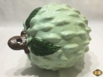 Enfeite de graviola em cerâmica pintada. Medindo 24cm de altura x 18cm de diâmetro. Com restauro.