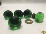 Lote de 5 puxadores em cristal verde. Medindo 4,5cm de diâmetro.