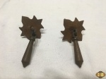 2 puxadores compridos em ferro. Medindo 6cm de comprimento.