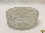 Caixa oval em cristal ricamente moldado. Medindo 17,5cm x 13cm x 5,5cm de altura.