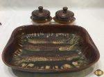 Lote composto de 2 potiches e travessa retangular em cerâmica vitrificada. Medindo a travessa 34cm x 26cm x 6,5cm de altura.