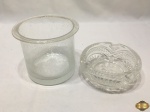 Lote composto de cinzeiro em vidro moldado e cachepot em vidro jateado. Medindo o cachepot 12cm de altura x 14cm de diâmetro.