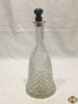Garrafa licoreira em cristal ricamente lapidado. Medindo 30,5cm de altura.
