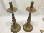 Par de castiçais em bronze torneado. Medindo 39cm de altura.