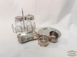 Lote 6 peças em metal . sendo 1 galiteiro, 2 argolas de guardanapo, em metal