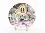 Prato Porcelana Japonesa Assinado Dawna Barton. MEDIDA: 20CM DE DIAMETRO. ASSINADO DAWNA BARTON. NÃO ACOMPANHA SUPORTE.