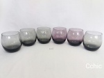 6 copos baixos e bojudos em vidro p cores fume e roxo. Medida: 10cm de altura x 8cm de diametro.