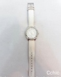 Relógio de pulso feminino  Guess ,pulseira em couro branco e mostrador decorado com pedras . Não testado. Funcionamento desconhecido.