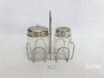 Galheteiro  saleiro e  porta vinagre  em vidro com tampa e suporte em metal. Medida: Saleiro: 9cm de altura e Azeiteiro: 9,5cm de altura.
