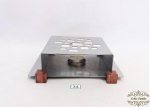 Rechaud em metal com pés em madeira marca Hércules. Medida: 22x15cm de comprimento x 7cm de altura.