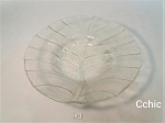 Fruteira em vidro moldado com formato de folha. Medida: 28cm de diametro x 5cm de altura.