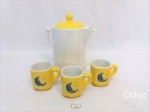4 peças café composto por bule e 3 xícaras decoradas com lua. Sendo o Bule em porcelana branca, tampa amarela, medindo 14cm de altura e 7cm de diametro de boca e 3 xícaras de café, em porcelana.medindo 6cm de altura e 5cm de diametro.
