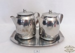 Baixela com 3 peças em aço inox Fracalanza. Composto por Bule de café e  chá. O bule de café medindo 11,5cm  x 7cm  o bule de chá medindo 11cm  x 7cm  e a bandeja 26x19cm de comprimento.
