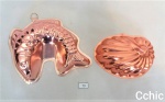 Lote 2 enfeites formas  metal acobreado  com formato de peixe e concha. Medida: peixe: 17x14cm de comprimento; concha 12xx9cm de comprimento.