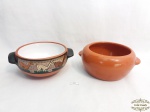 Lote de 2 cumbucas redondas em cerâmica. vitritrificada boliviana . Sendo 1 cumbuca com desenho de lhamas e a outra em cerâmica marrom. Medida: 15 CM DE DIAMETRO
