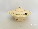 Sopeira em faiança inglesa  Wodds , decorada com flores,. Apresenta  pequena avaria , fio de cabelo perto da alça . Medida: 26cm de diametro, com 15cm de altura (com tampa)