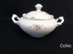 Sopeira com alças em porcelana Renner decorada com flores  em guillanda e friso dourado. Possui restauro na alça conforme foto. Medida: 12cm de altura x 18cm de diametro de boca.