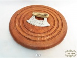 Tabua redondas em madeira para queijo, acompanha a faca .Sendo 1 tábua redonda em madeira, medindo 25cm de diametro e 1 faca para queijos, marcada ALASKA